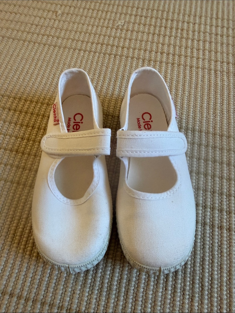 Cienta White Canvas Mary Jane with Hook-and-Loop Strap
